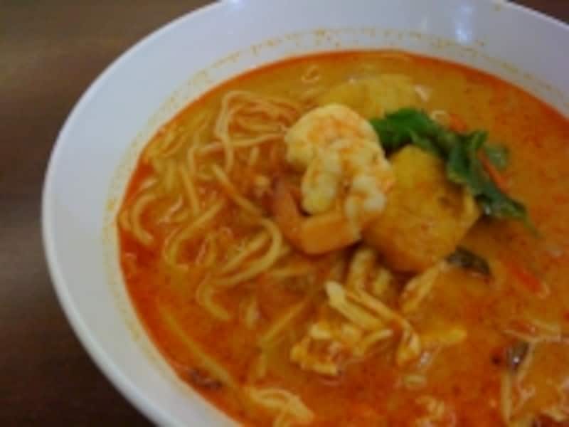 小麦麺をココナッツカレーのスープでいただくラクサ。程よい辛さで日本人の口にも合うマレー料理の一つ