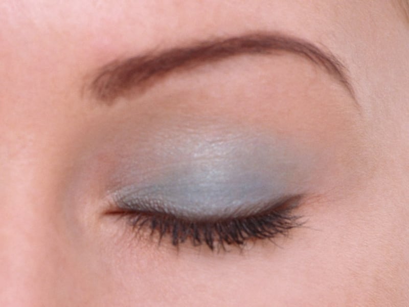 アイメイクを強調したいときは、鮮やかなブルーで、ドラマティックに。