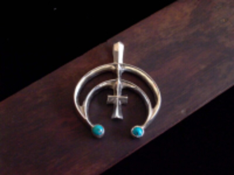 カボチャの花をモチーフにした「ナジャ」