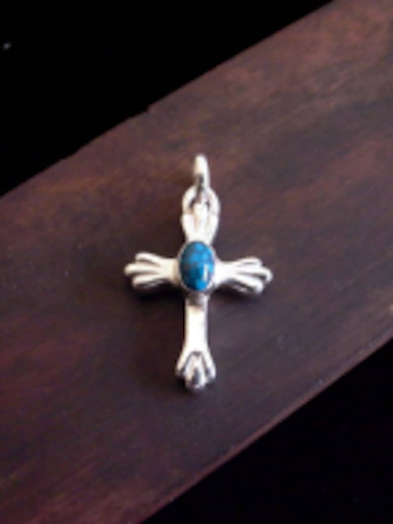 クロスモチーフのペンダントヘッド