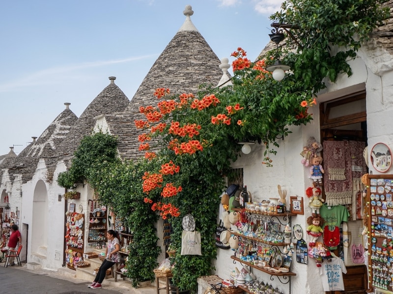 石造りの街並みに彩りを添える、色鮮やかな花々。