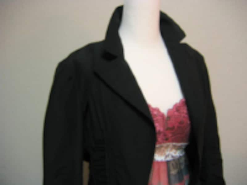 ブラック×レッドパープルは今年らしい配色のひとつ