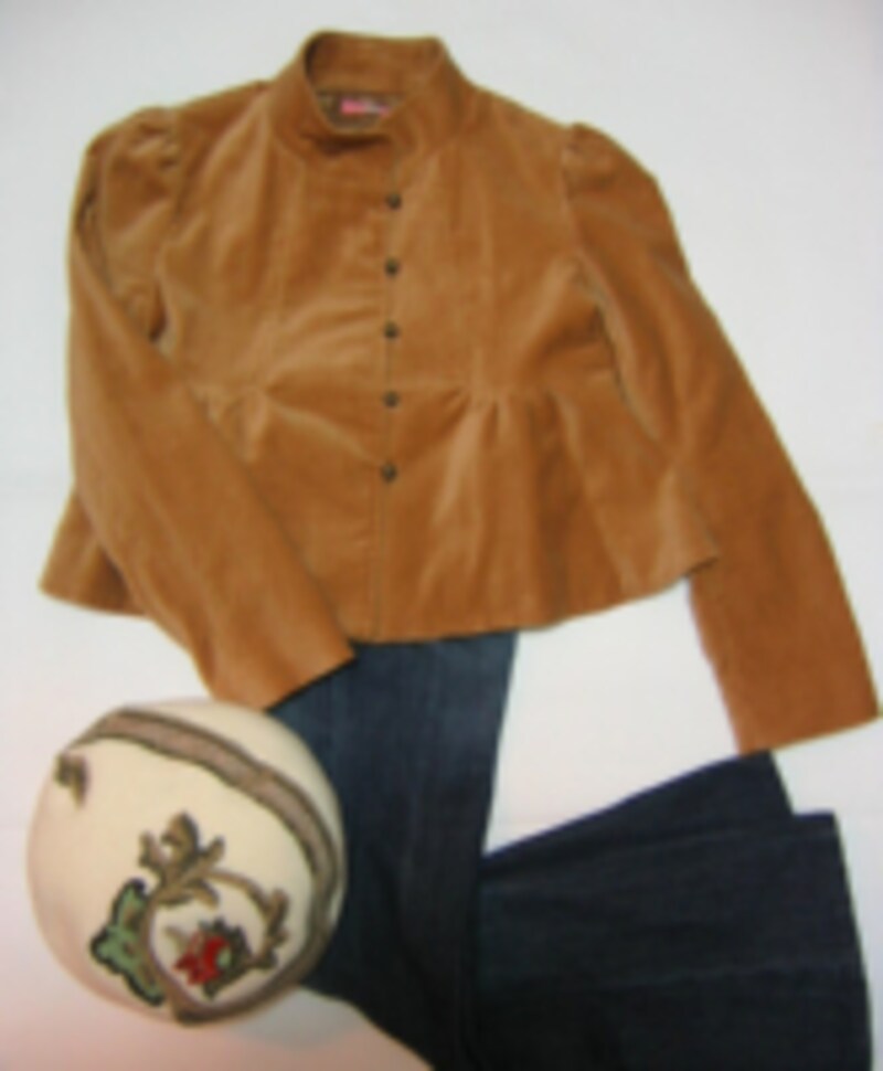 ブラウンのジャケットと凝った刺繍のベレー帽