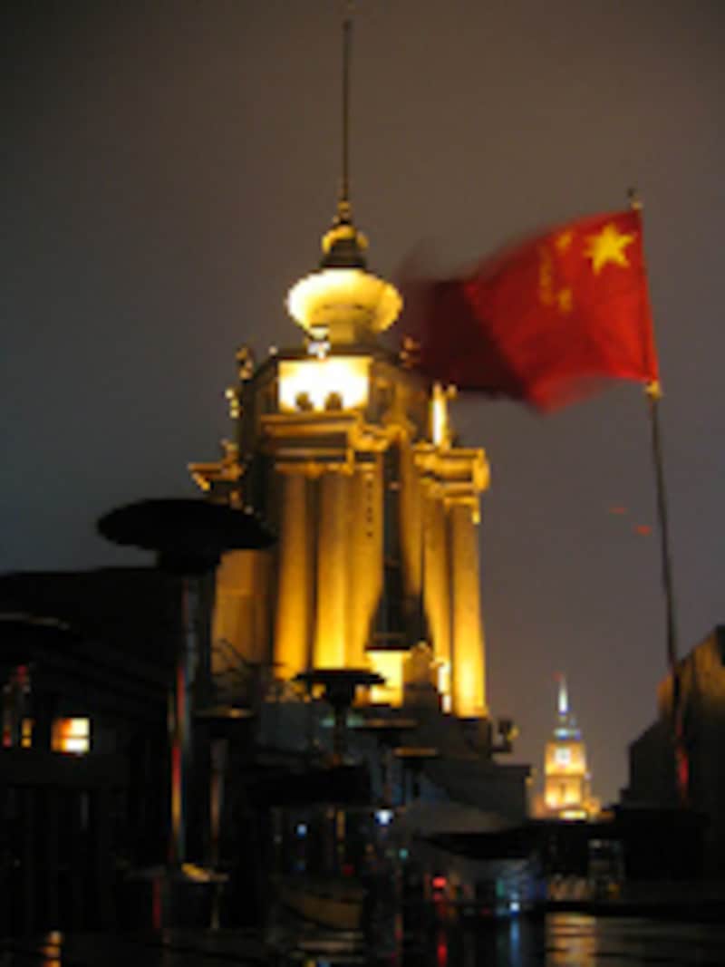 ライトアップされた外灘エリアの石造りのビルディング