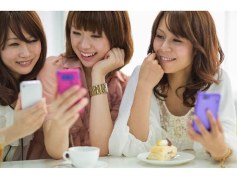 スマートフォンを持つ3人の女性,ホワイト,ピンク,パープル