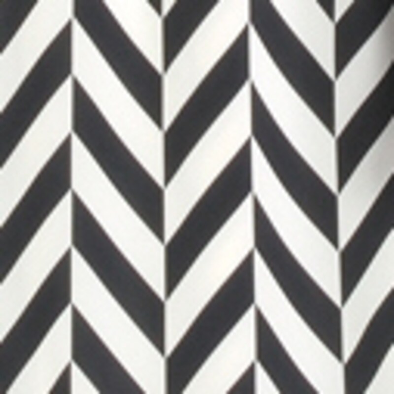 コントラストの効いたモダンな柄をさらりと着こなしてしまうウィンタータイプ。派手柄でゴージャスに！