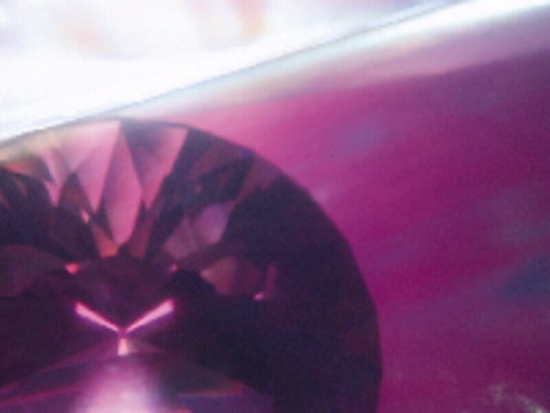 紫は、”情熱の赤”と”冷静な青”がせめぎあう色。ミステリアスな雰囲気を持つ大人の色です。