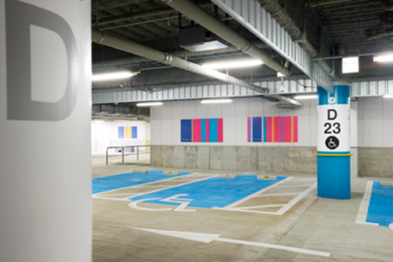 「横浜ベイクォーター」駐車場内は、歩行者用通路を歩きながら、『Life Stripe（ライフストライプ）』をご覧になれます。（撮影：望月考）