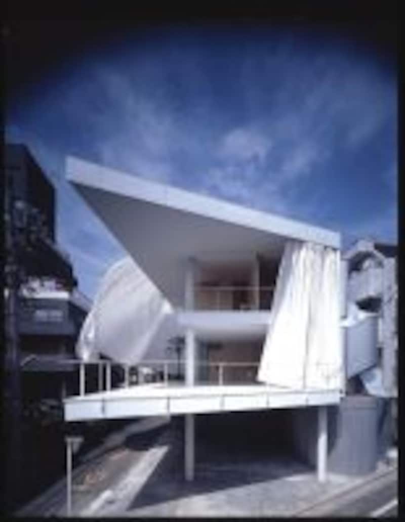 坂茂《カーテンウォールの家》（東京）1995年 Shigeru Ban Archtects, Curtain wall house, 1995, Itabashi, Tokyo, Japan Photo:(c)Hiroyuki Hirai