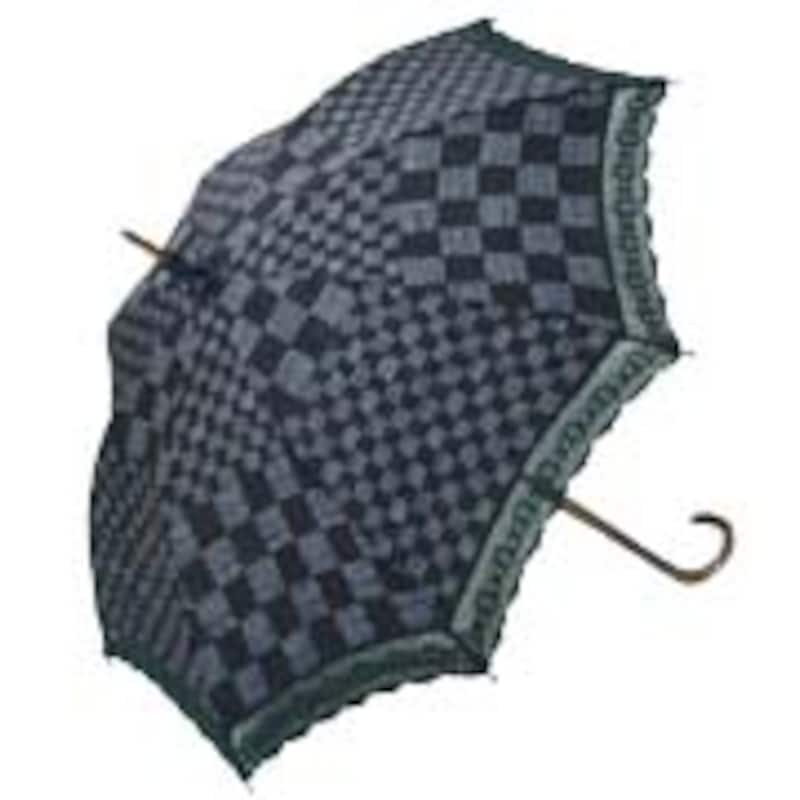 伝統工芸をリ・デザインした藍染の日傘。大量生産できないだけに、ハンドメイドの味わいとクオリティの高さが魅力です。