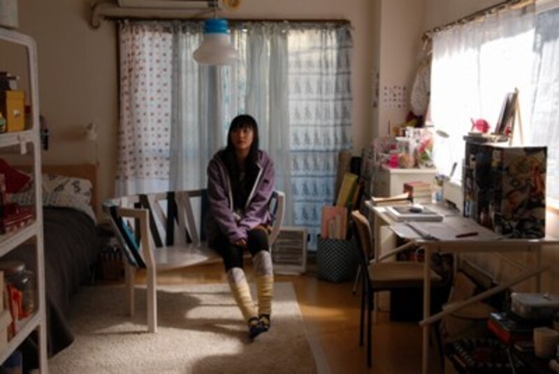 「よりそい椅子」は、美大生のユイがコンクールのエントリーのために製作したという設定です。印象的な3色のウェービングテープは、Francfrancの母体であるBALS社長自らが配色に携わったこだわりの色で構成されています。