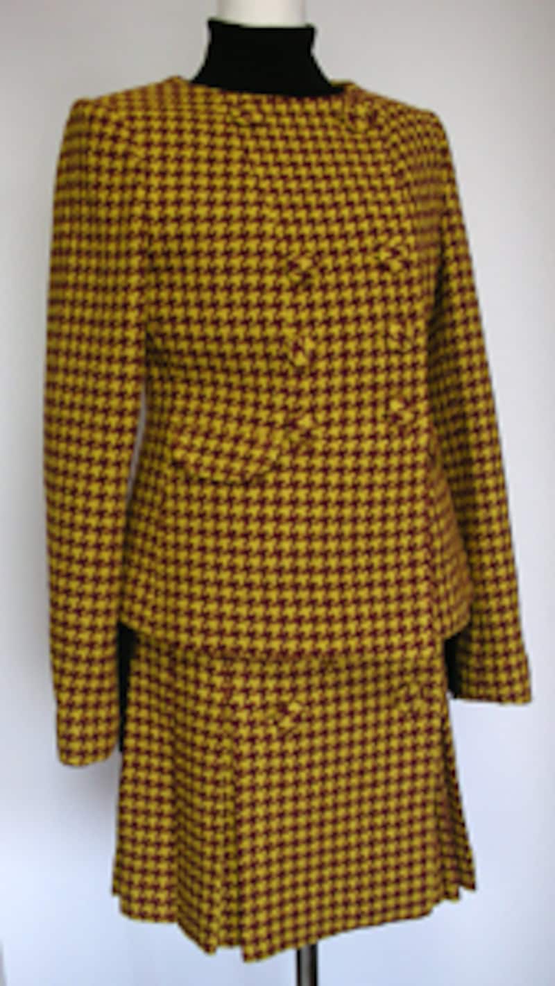 イエロー＆レッドブラウンのハウンドトゥース（千鳥格子）のミニスカ・スーツ。深みのある色調を選んで、季節感を演出しましょう。