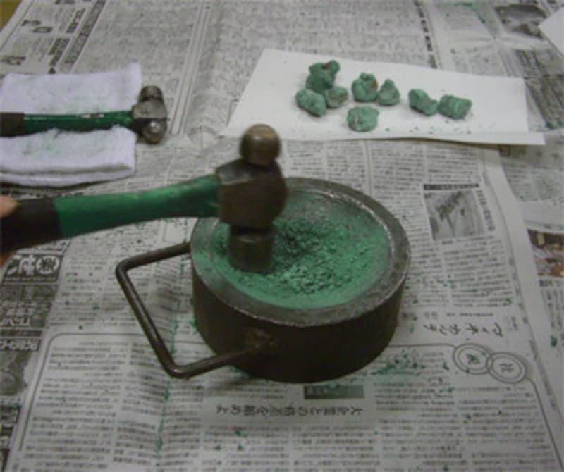 鉱石のような硬い物の場合は金床と金槌である程度の細かい粒になるまで砕き、それをさらに乳鉢で潰す。