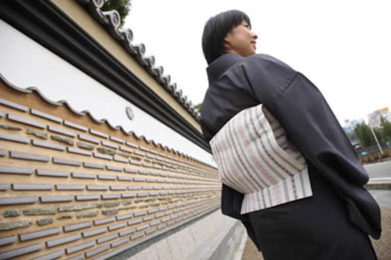 着物好きが高じて、スタイリング講師になったという田中えり子さん。1年のうち、300日以上を着物で過ごすそう。さすがに着慣れています。撮影:太田耕二