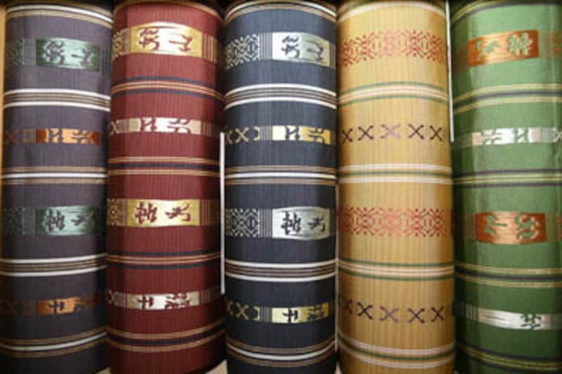 博多織の伝統「献上柄」は、独鈷（どっこ）、華皿（はなざら）、親子縞という独特のモチーフでで構成されます。撮影：太田耕二