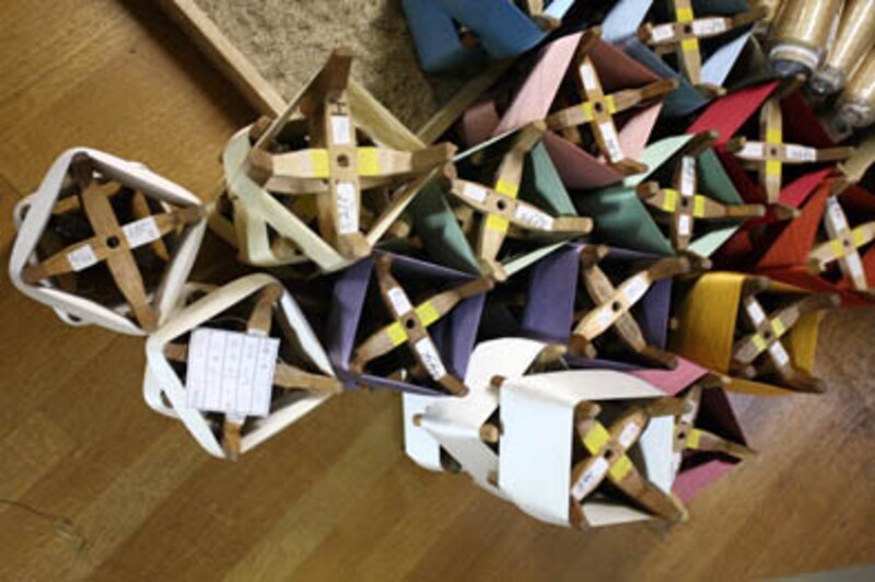 博多織は先染めのため、「岡野」の工房には、常時、600色以上の糸のストックがあります。撮影:太田耕二