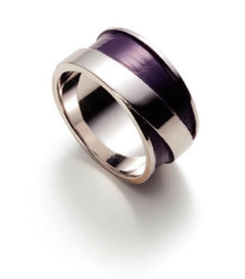 結（yui）杜若色 素材：シルバ－925 塗装：ロジウムメッキ、漆（一部乾漆仕上げ） 13、15、17、21、23、25号の全６サイズ展開 レザーケース付属 85,000円(税込み)