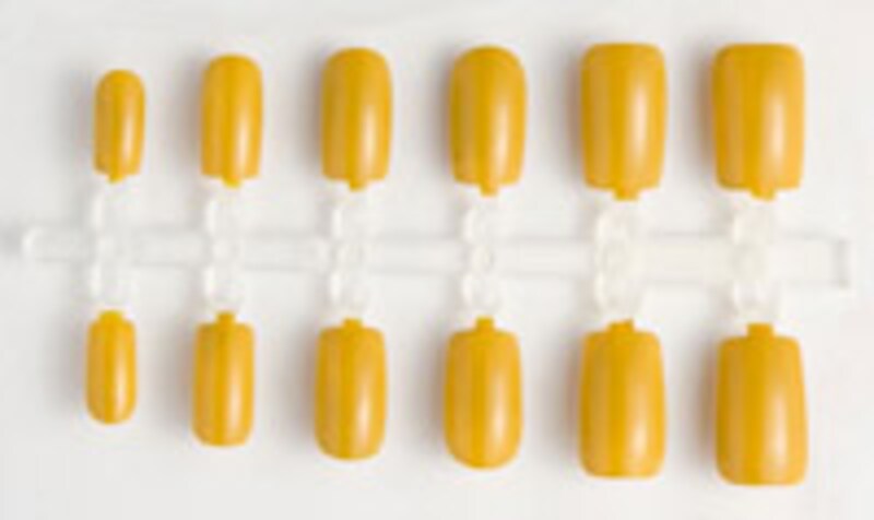 『源氏物語』で、光源氏がはじめて紫の上と出会ったとき、紫の上は山吹の襲を身につけていました。「JAPANAIL」山吹色