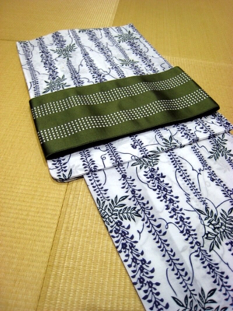 浴衣：藤の浴衣（綿100％、￥30,450）帯：霰縞の帯（博多織、絹100％、￥17,850）／すべてawai