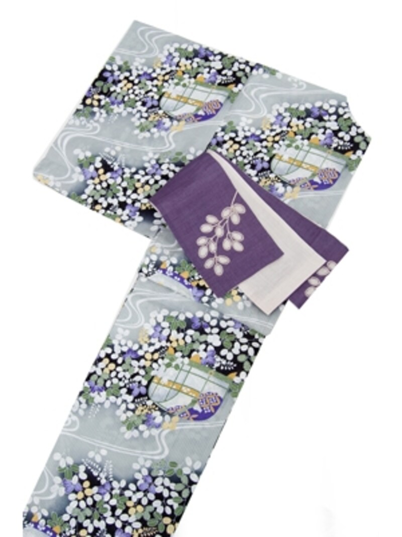 グレーを基調にした浴衣で、シックに