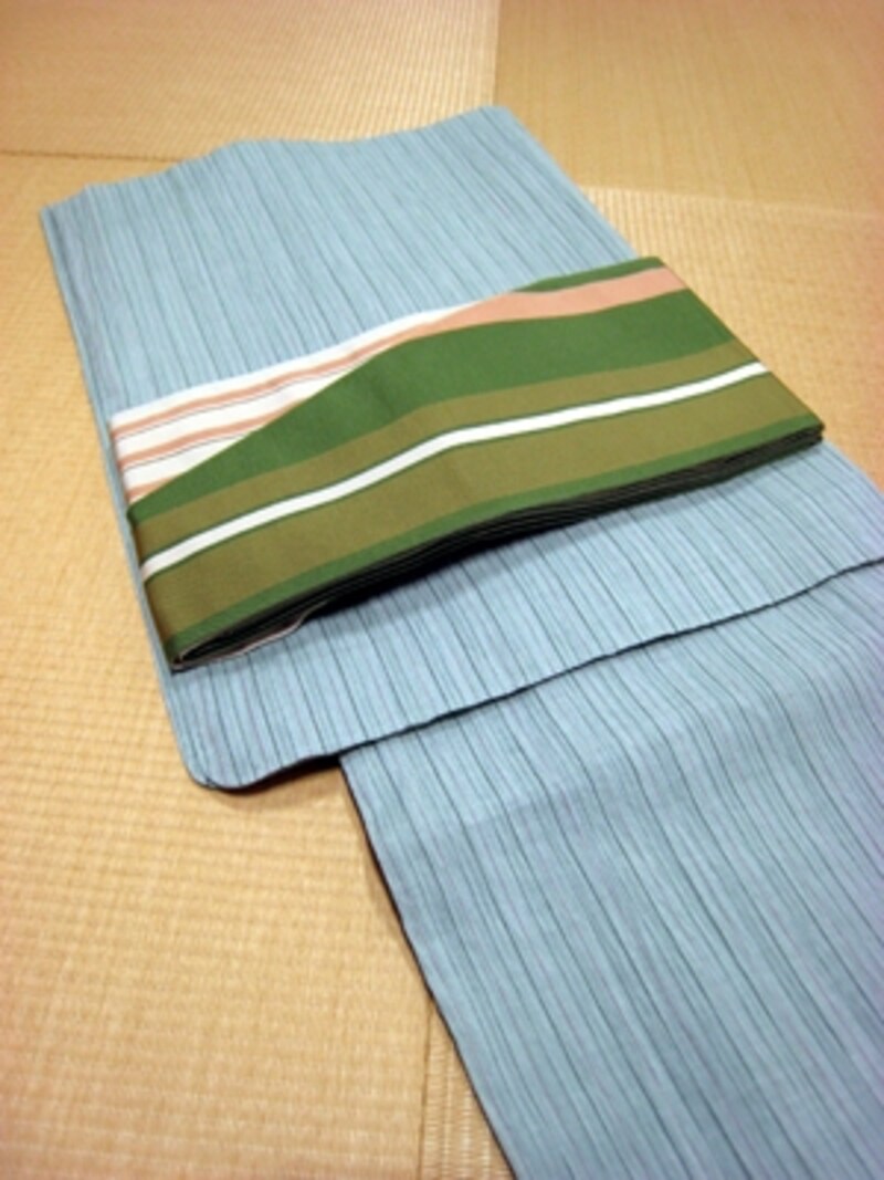 グリーンを基調にした夏着物で、レトロモダンに