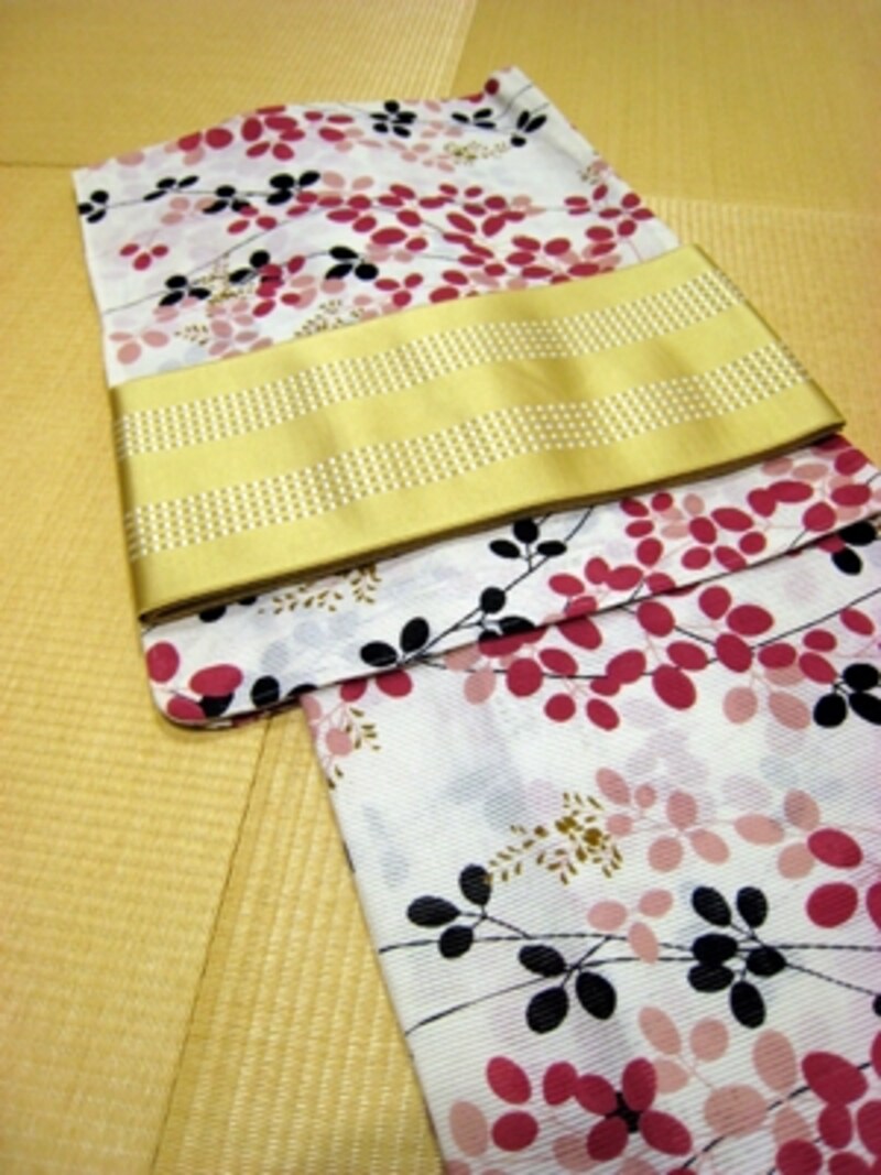 ピンクの柄をあしらった浴衣で、大人の可愛らしさを演出！