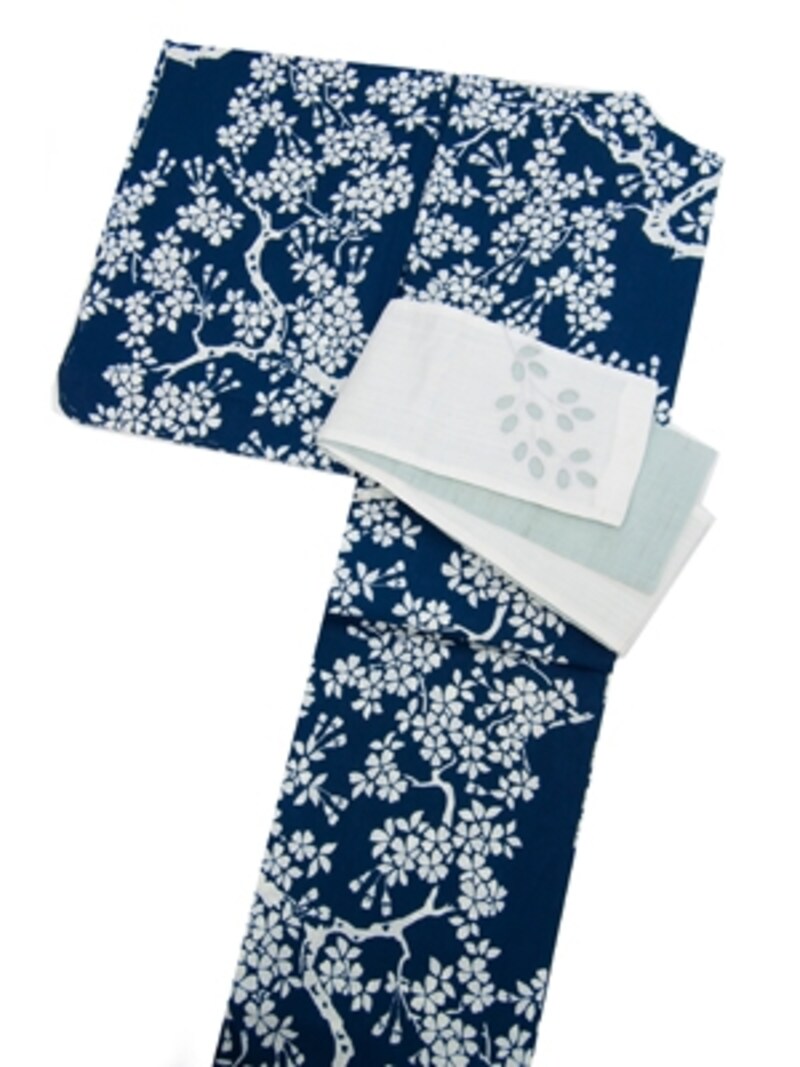 ブルーを基調にした浴衣で、涼やかに