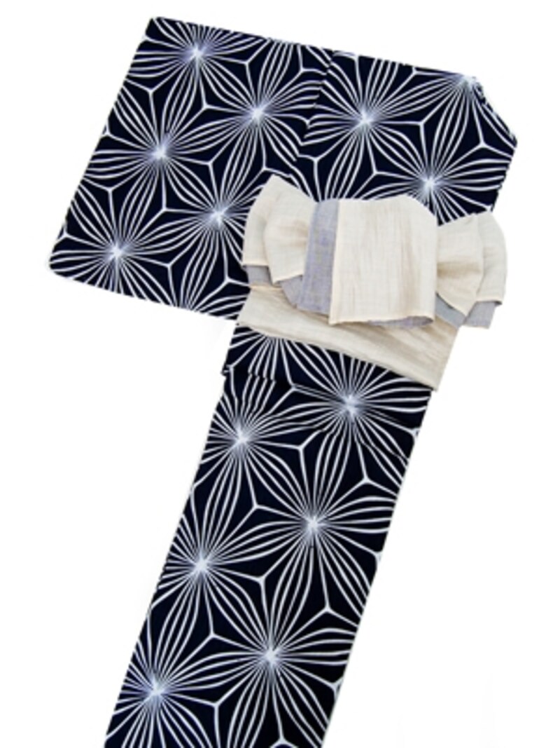 藍色を基調にした浴衣で、きりりとした着姿に