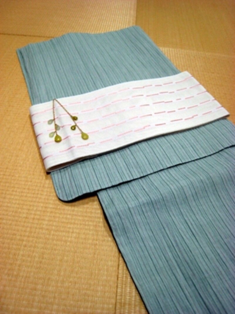 白地の帯に変えて、涼やかに