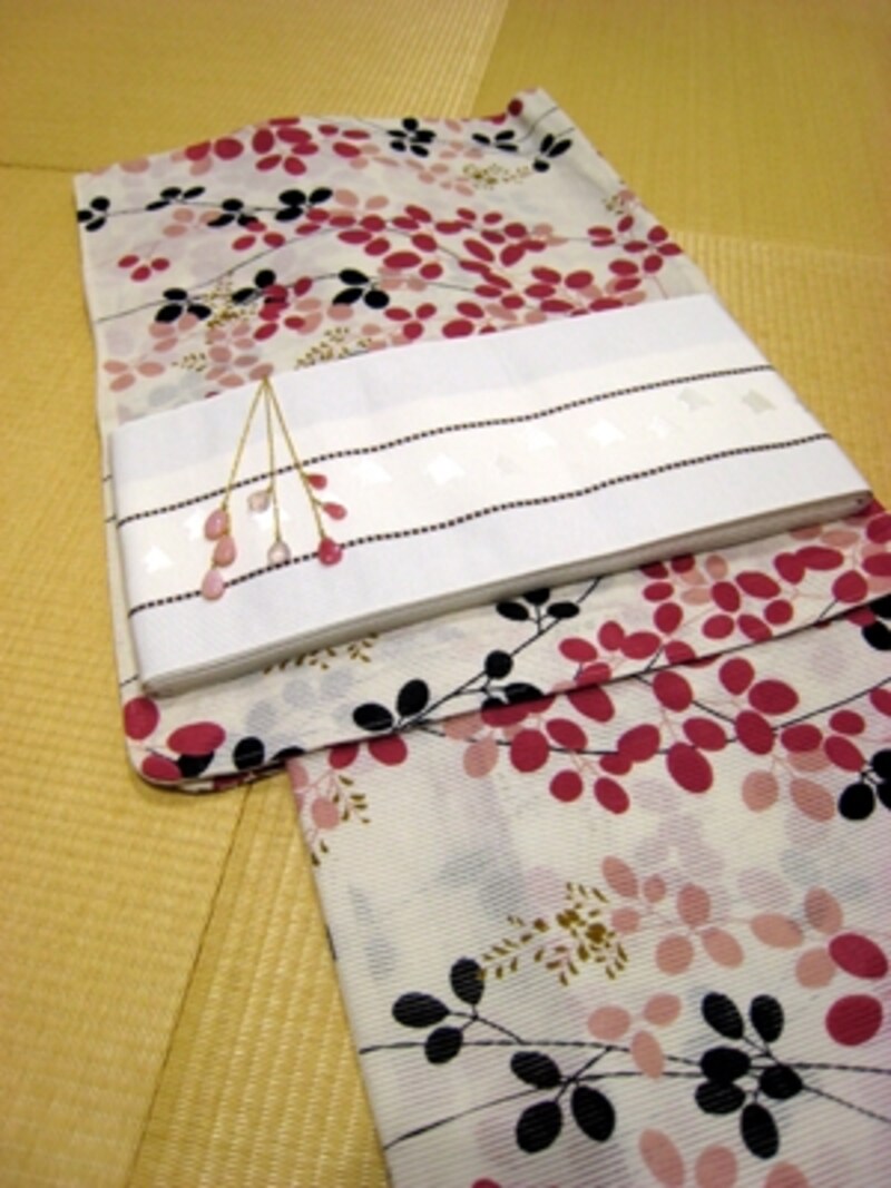 白地の帯にアクセサリーを合わせて、お洒落に