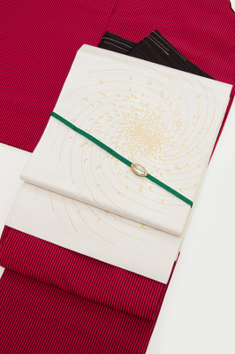 ピンク×黒の縞柄着物（参考商品・年内に販売予定） 袋帯￥21,000 ドット刺繍の帯あげ￥12,600 三分紐￥3,780 帯留め（笹島・銀製品）￥20,000（商品すべて「くるり」