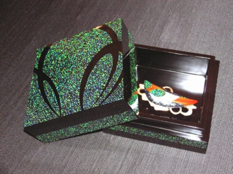 「京都オパール」を使った飾り箱と帯留め