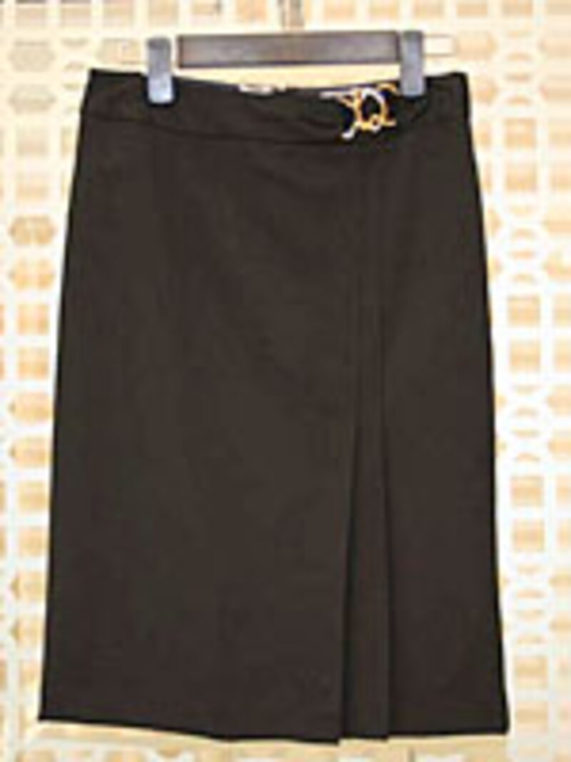 ゴールドのバックルと片サイドだけに入ったプリーツが特徴