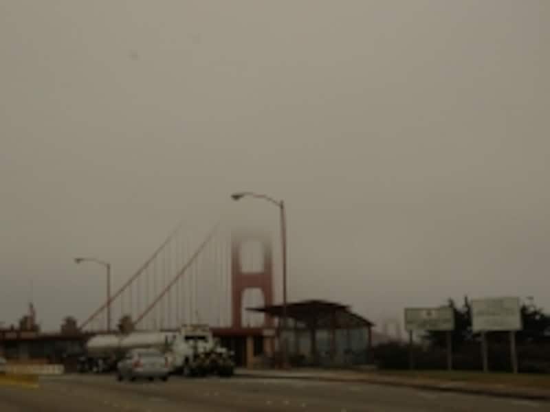 霧で全く見えないゴールデンゲートブリッジ