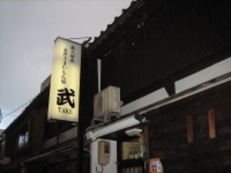 メインストリートから路地に入り、そのさらに路地にある隠れ家的存在