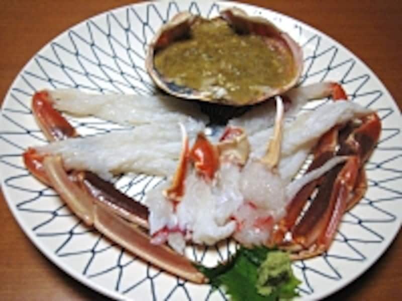 カニの刺身。カニみそをつけダレにして食べる贅沢な一品