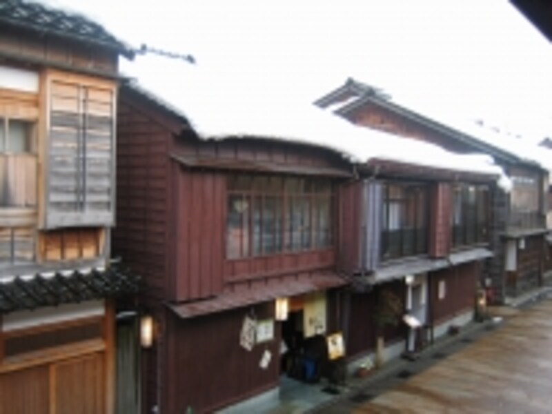 二階から望んだ東茶屋街の町並み