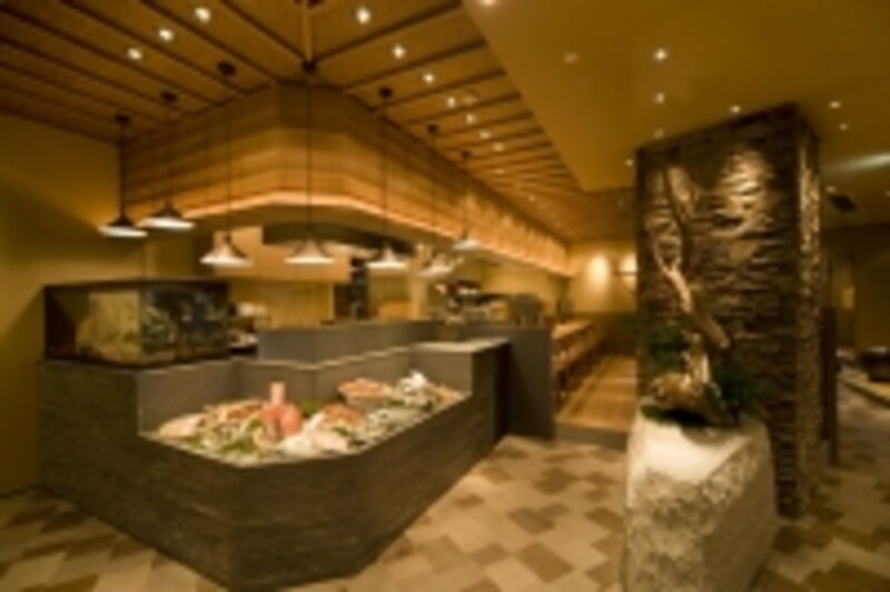 店のエントランス。手前の氷を敷き詰めたブースには新鮮な魚が並ぶ