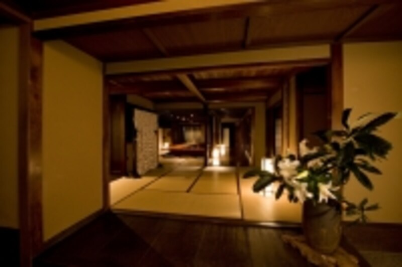 玄関から別世界が広がります