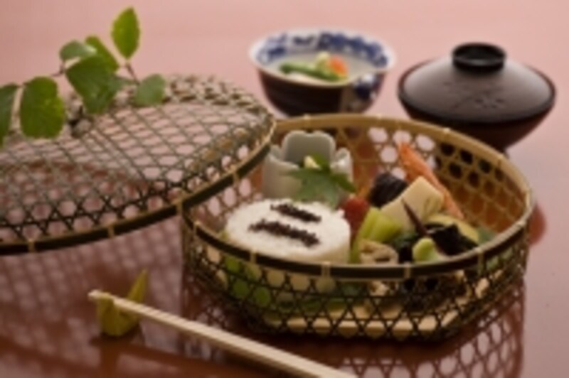季節感を取り込んだ竹かご弁当