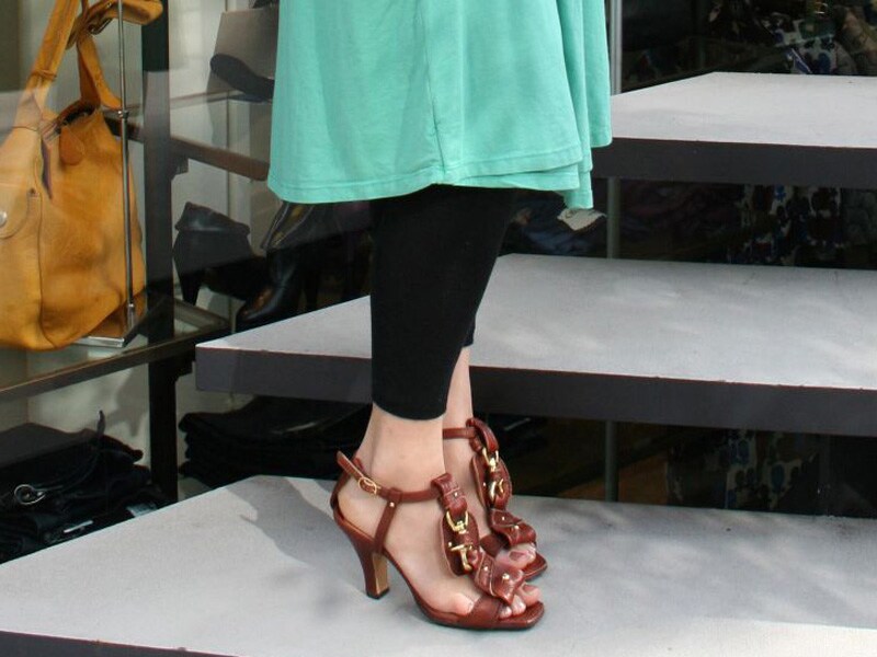 足元はレギンス