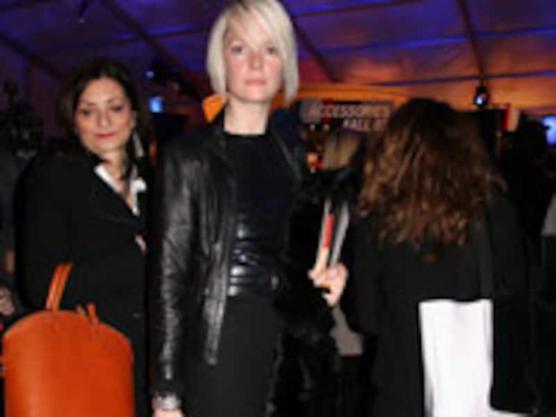 黒タイトスカート