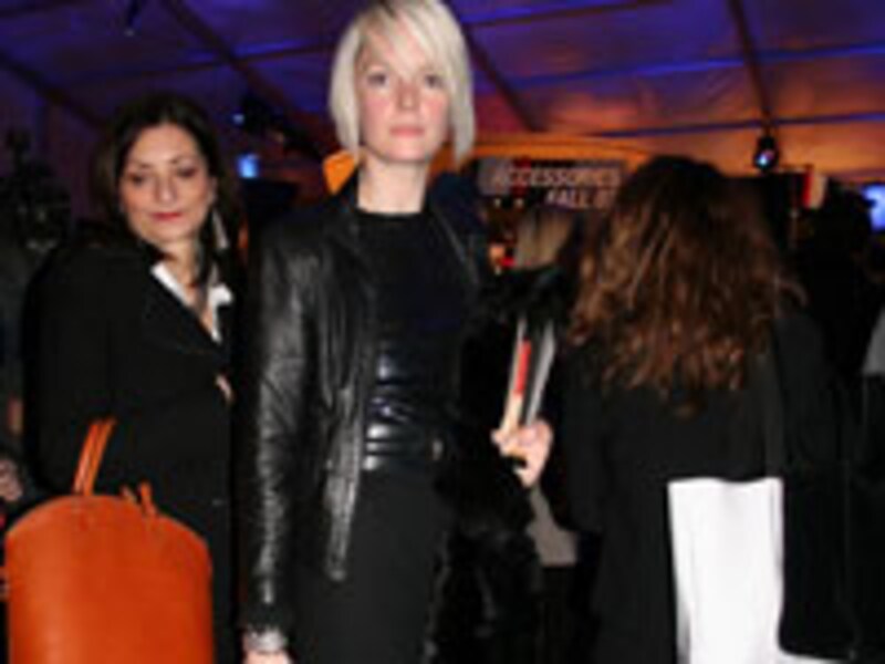 黒タイトスカート