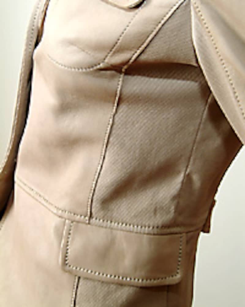 今年のトレンドも汲んだ「やせジャケット」裾