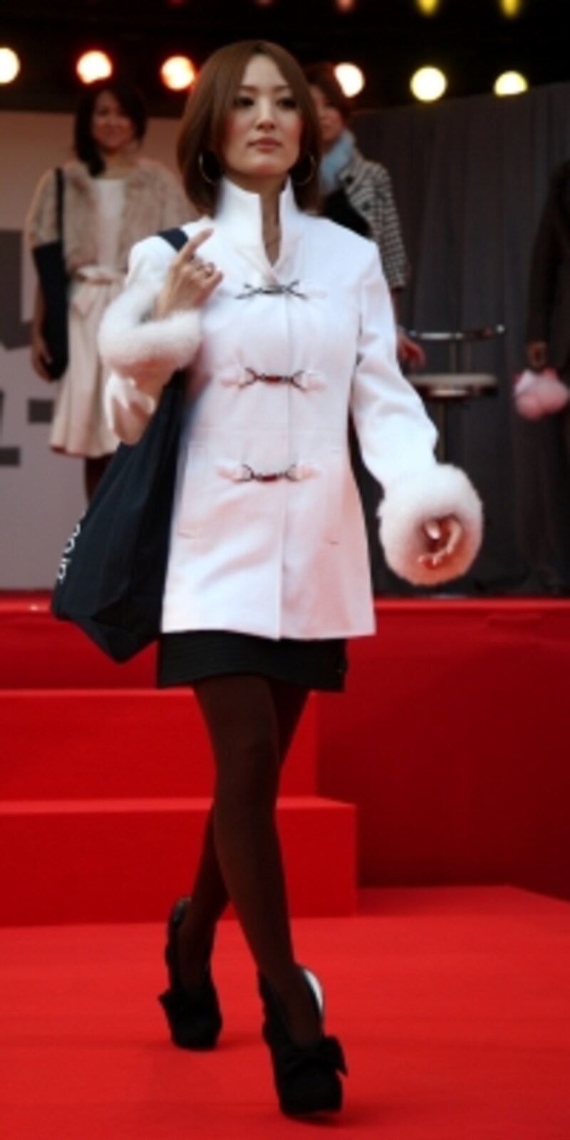 バランス抜群ミニワンピに白いコートをプラス