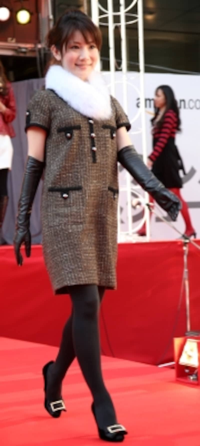 クラシカルなツイードワンピの女性