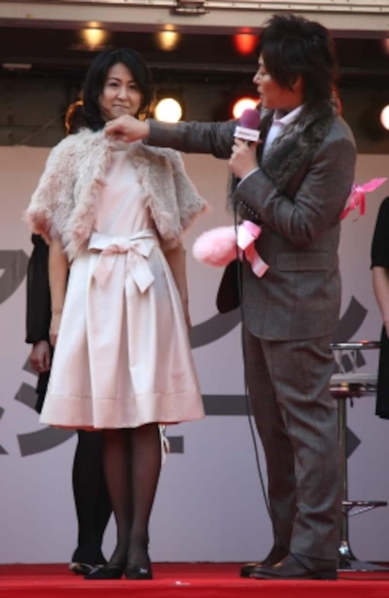 コンサバなワンピースにファーボレロを加えて