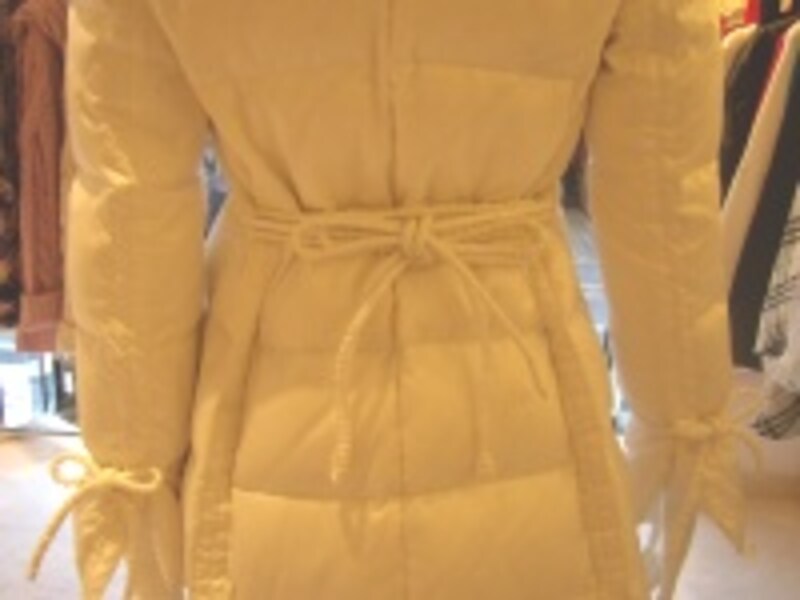 着膨れを防ぐダウンコート後ろ姿