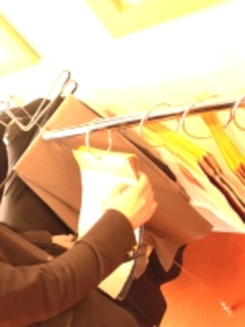 オーダースーツの生地をセレクト