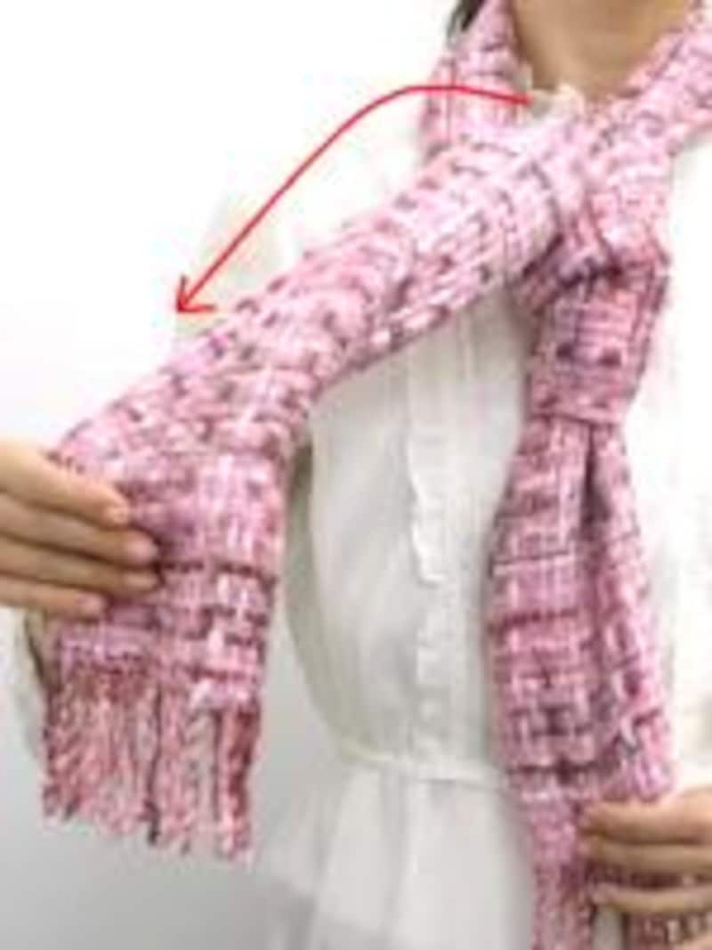 ツイード風ストール・マフラーのアスコットタイ風巻き方5